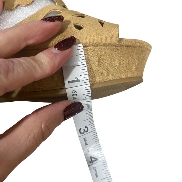 Chinese Laundry In Love Micro Suede Scalloped Cutout Wedge Sandals in Camel Sz 7 - Picture 9 of 10